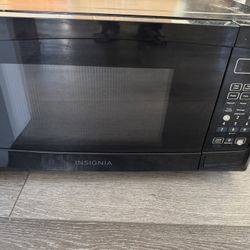 Insignia Microwave
