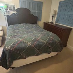 Wood Queen Size Bed With Mattress 