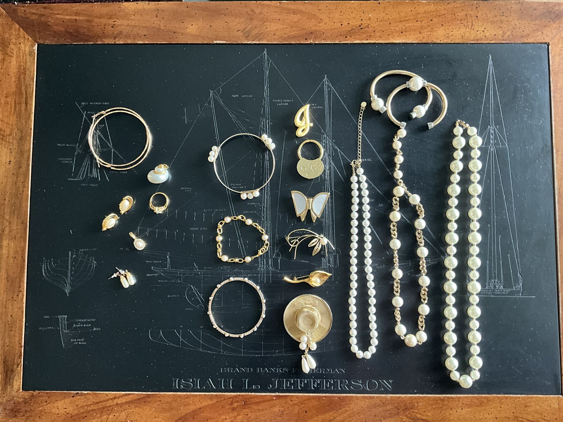 20 Pieces Of Costume Jewelry Gold Tone & Pearl Looking Pieces Lot # 3