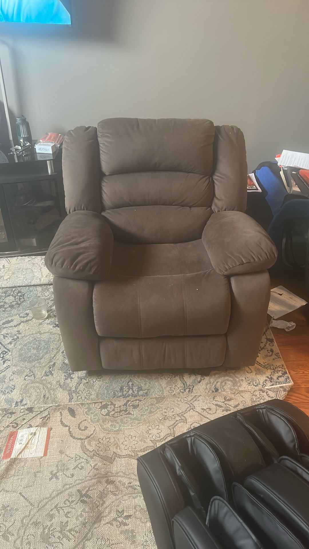 RECLINER BROWN HARDLY USED