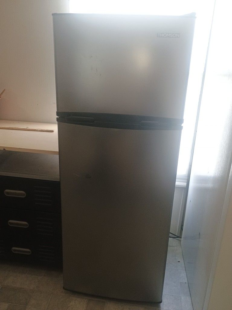 Thomsan Fridge With Freezer