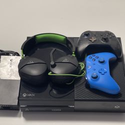Xbox One With 2 Controllers and Turtle Beach Microphone