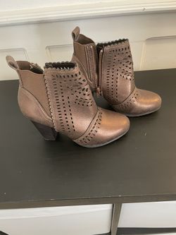 Like New Women’s size 6.5 brown boots. smoke free home. 