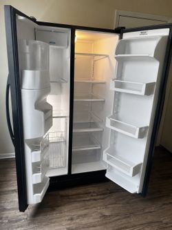 Refrigerator{READ DESCRIPTION}