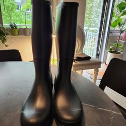 UGG TALL RAINBOOTS SZ 9