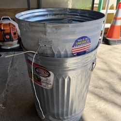 Metal garbage cans (Read ad before messaging)