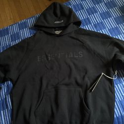 ESSENTIAL BLACK HOODIE 