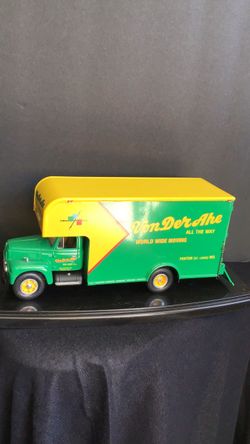 First gear collector 1:34 scale 1957 international R 200 moving van