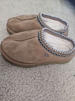 Girls Ugg slippers size 5