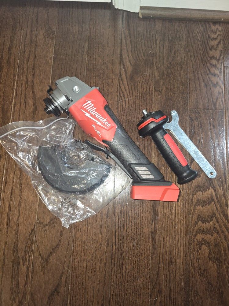 Milwaukee
M18 FUEL 18V Lithium-Ion Brushless Cordless 4-1/2 in./5 in. Grinder w/Paddle Switch (Tool-Only)
