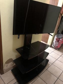 Tv 40” hisense y mueble de 3 compartimientos