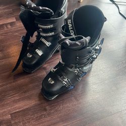 Ski boots 