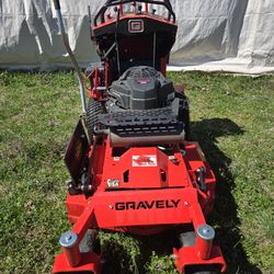 Gravely 32 Inch Z Stance. Low Hours!