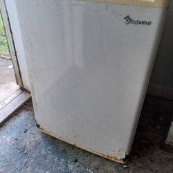 Medium Sized Mini Fridge Refrigerator 