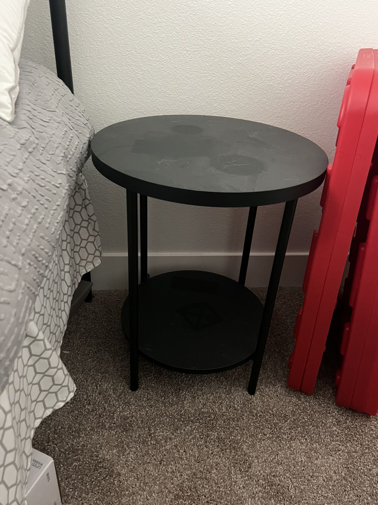 2 nightstands