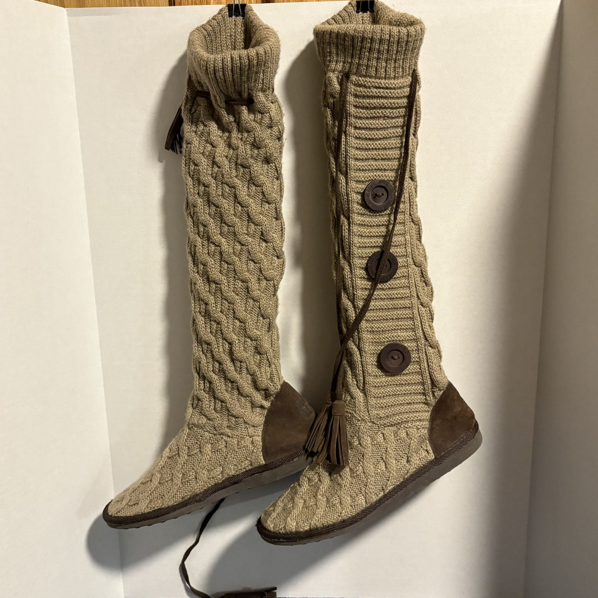 The Original Muk Luks Tan Knitted Calf High Sweater Slipper Boots Women’s Size 8