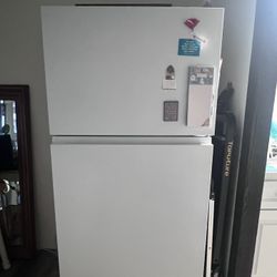 Hisense Refrigerator $150
