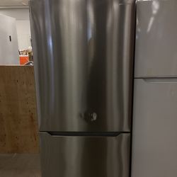 Insignia Bottom Freezer Refrigerator 