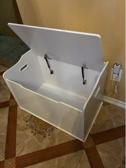 Kidkraft Austin white wood toy box / bench with safety hinged lid