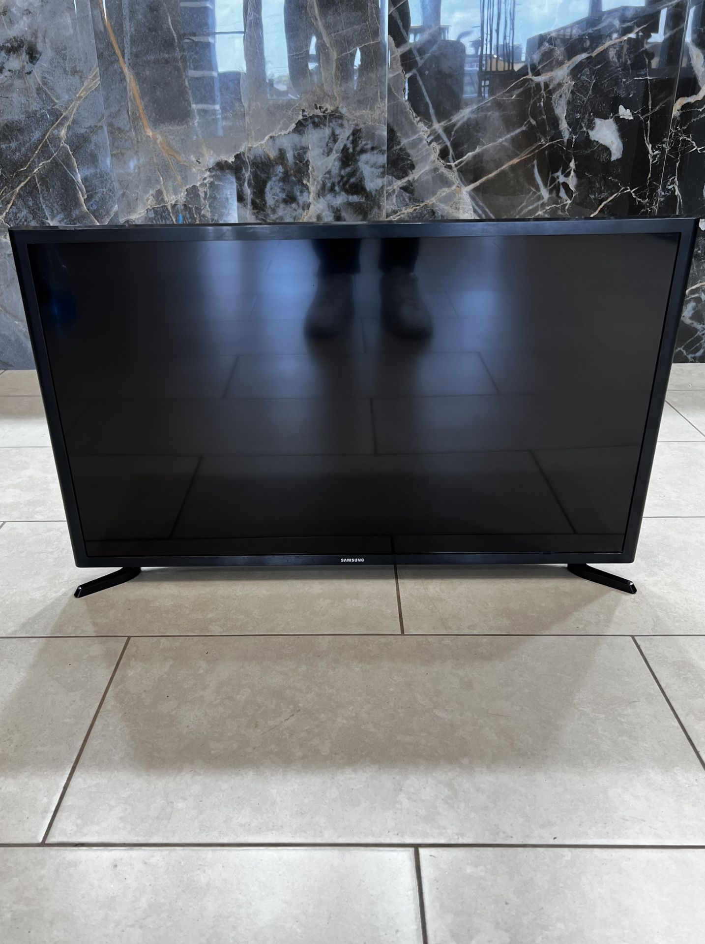 Samsung Smart TV - 32 inch UN32J525DAFXZA Version LS02