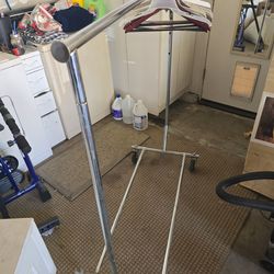 Adjustable folding clothes rack