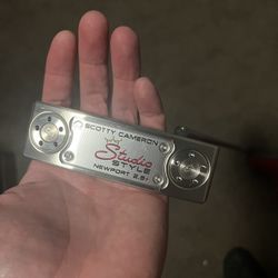 ⛳ Scotty Cameron Studio Style Newport 2.5+ — BRAND NEW w/ Red Jewels