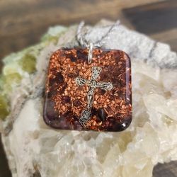Astra Square Orgonite Pendant – Amethyst, Silver Crucifix & Stainless Steel Chain

Description:
The Astra pendant is a square handmade orgonite piece 