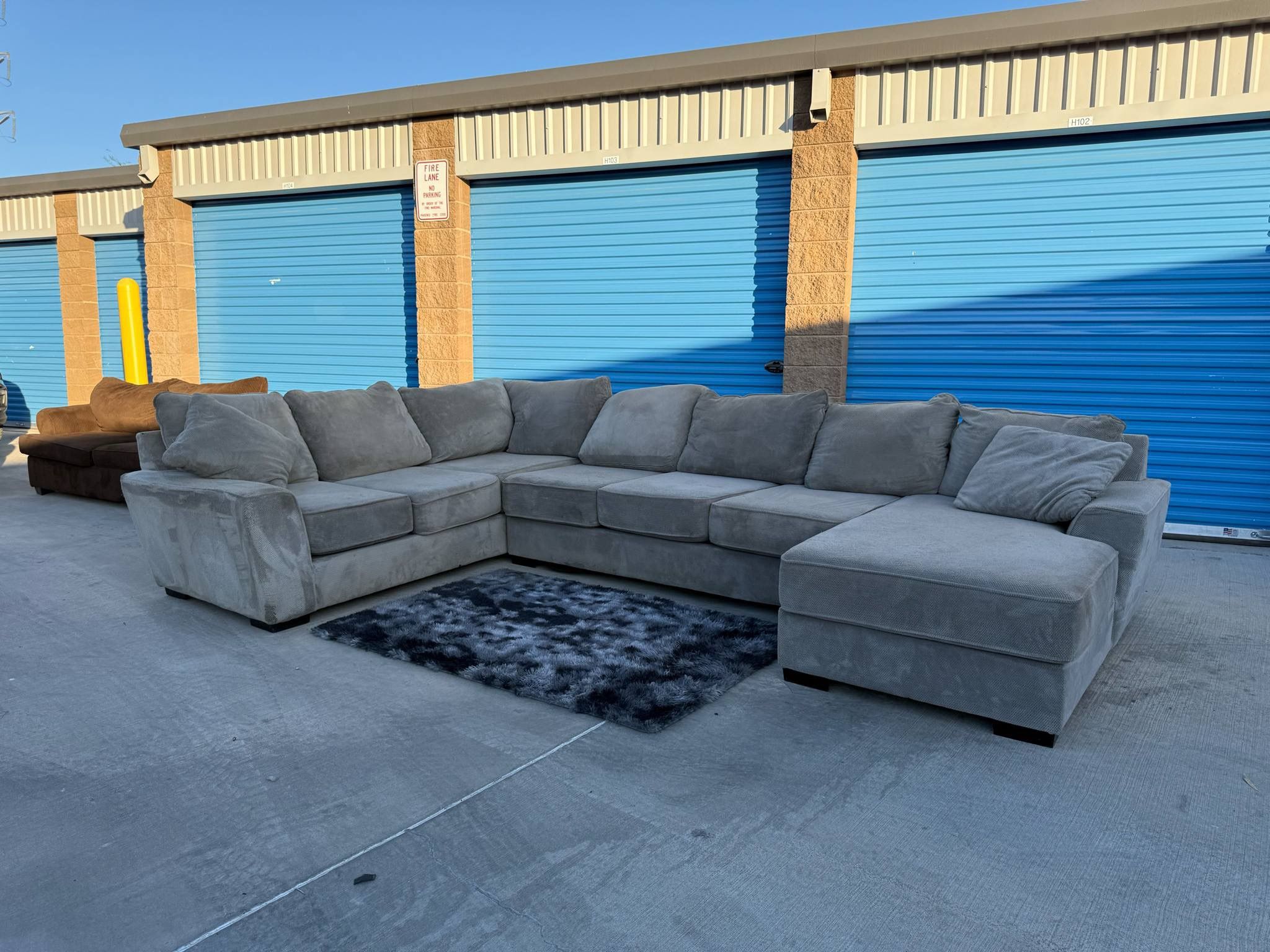 Couch L