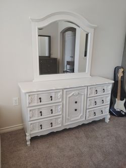 Beautiful Bassett French Provincial 7 drawer dresser