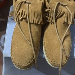 Woman’s Minnetonka Moccasins Size 8