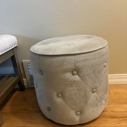Tufted Velvet Round Ottoman / Footstool – Light Beige/Gray