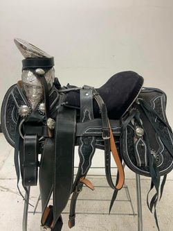 Montura charra de cuero cincelado a mano plateada