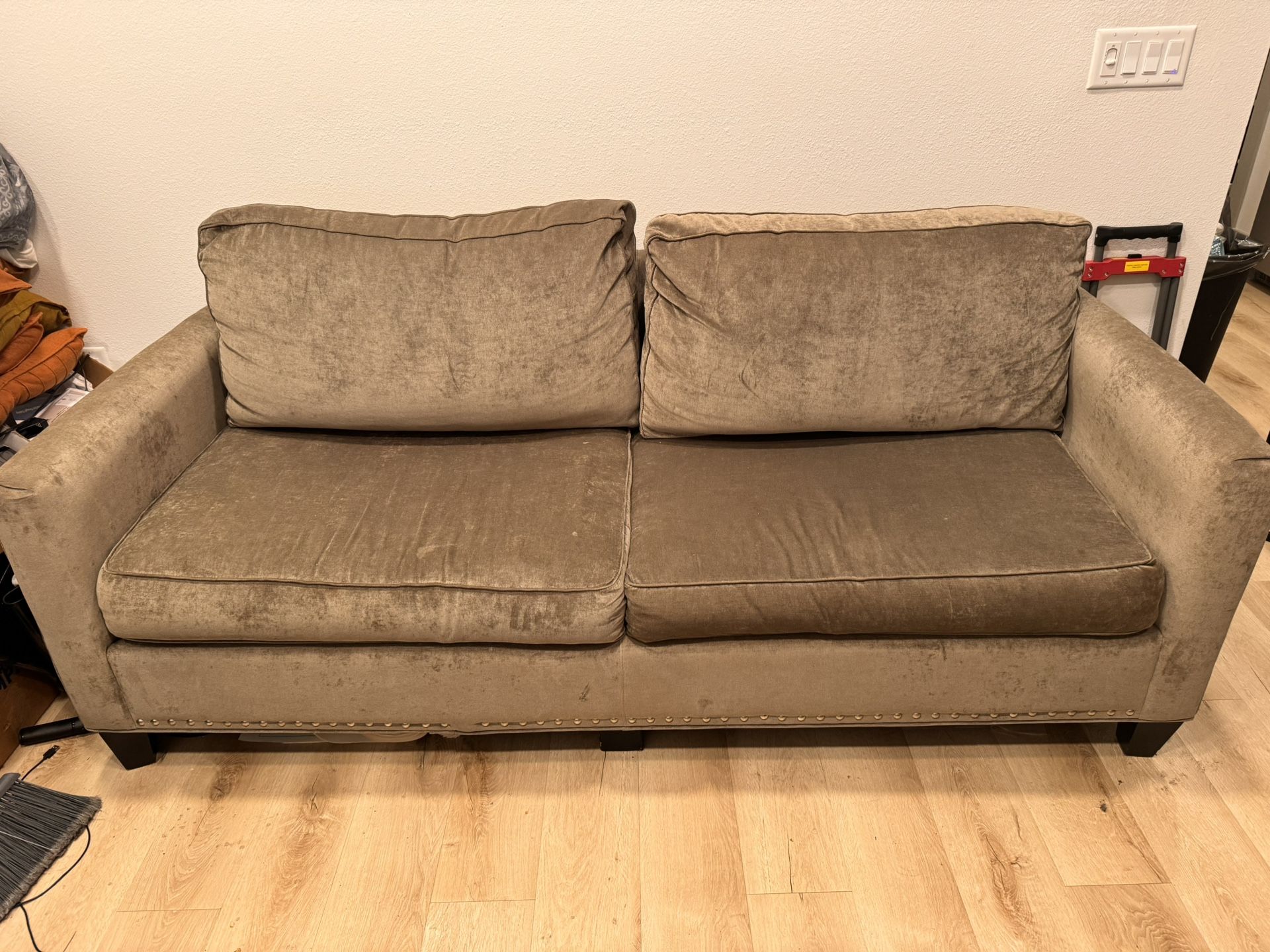 Two pillow Couch In Great Conditions 