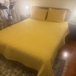 Queen size platform bed with like new 