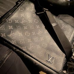 LV Louis Vuitton , Obsidian black/ ostrich gray messenger Bag