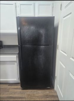 GE Refrigerator Great Condition With Ice maker