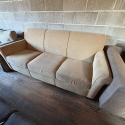 Flexsteele 3 Seater Mid-Century Tan Sofa – Sleek Lines, Firm Support, Timeless Look 