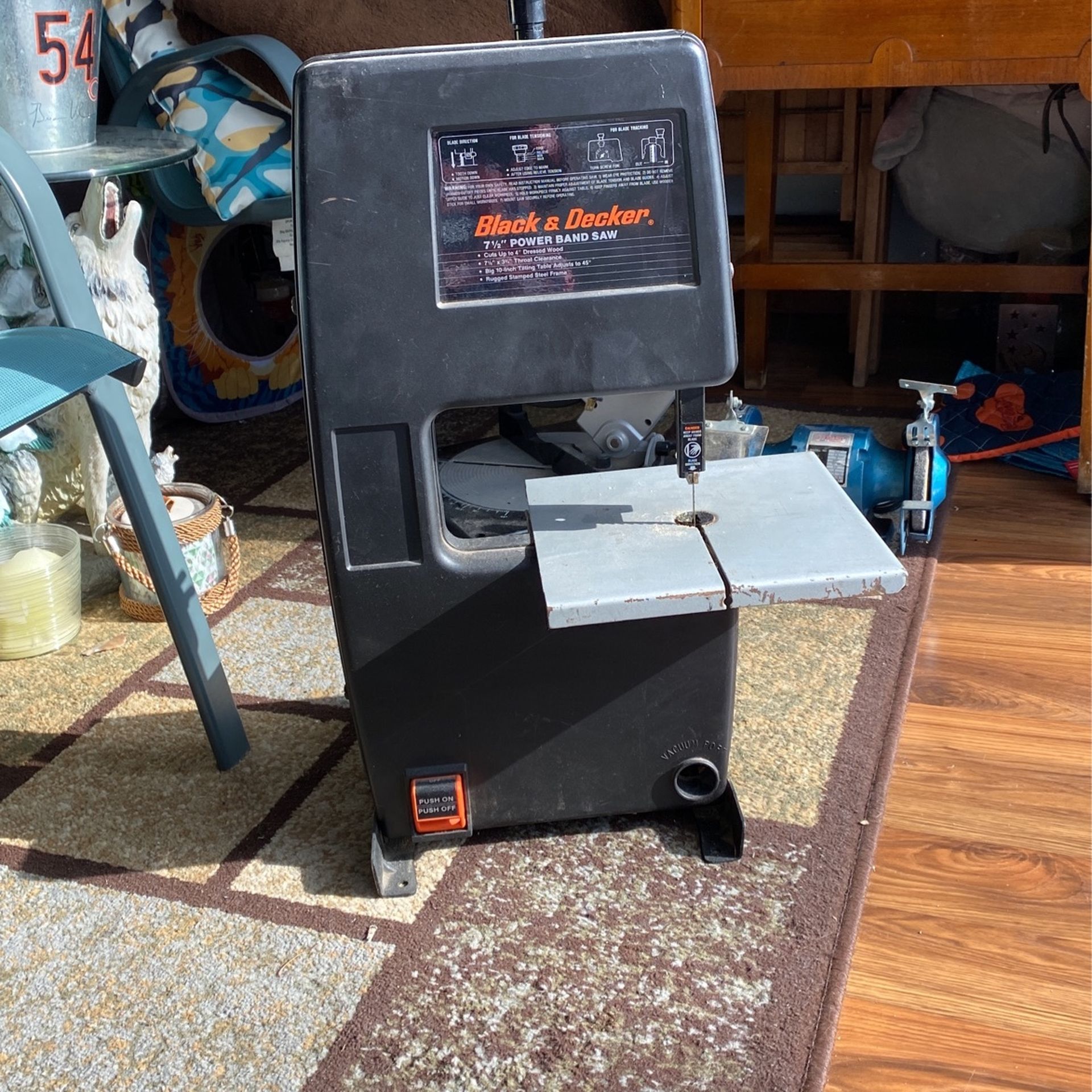 Black and decker 7 1/2 inch power bandsaw for Sale in Midlothian, IL