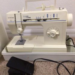 Singer Sewing Machin Whit Case 
