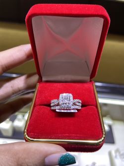 14k gold diamond ring bridal set for a good price!! (1/3 ctw middle diamond stone with 1 ctw diamonds around)