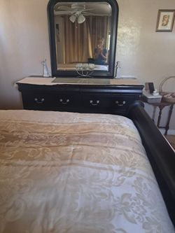 Recamara de 4 pc mattress size queen con sobrecama y lamparas