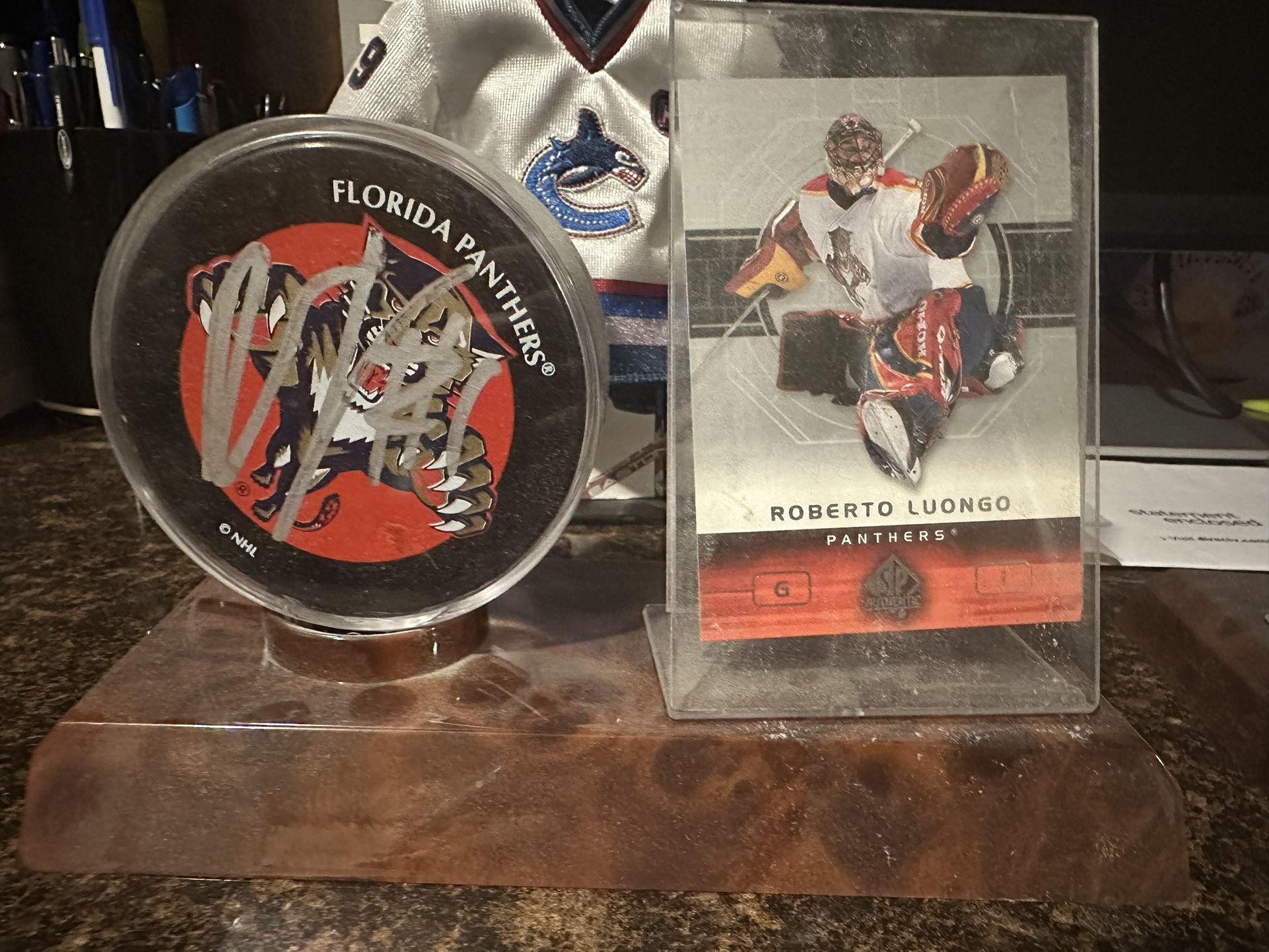 Roberto luongo Autograph Hockey Puck