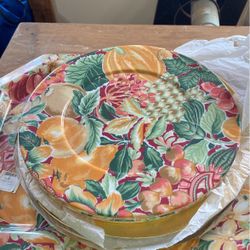 6 Gold Plates 4 Decorated Plates 1 Tray 