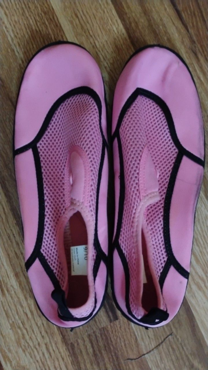NEW women's swimming shoes NUEVOS size 9/10
