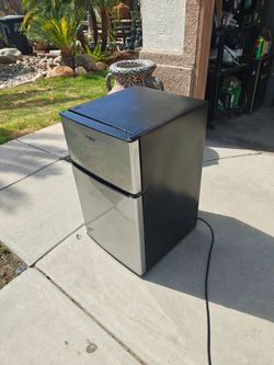 Whirlpool 2 door mini fridge with freezer 120 firm see pictures for details specs
