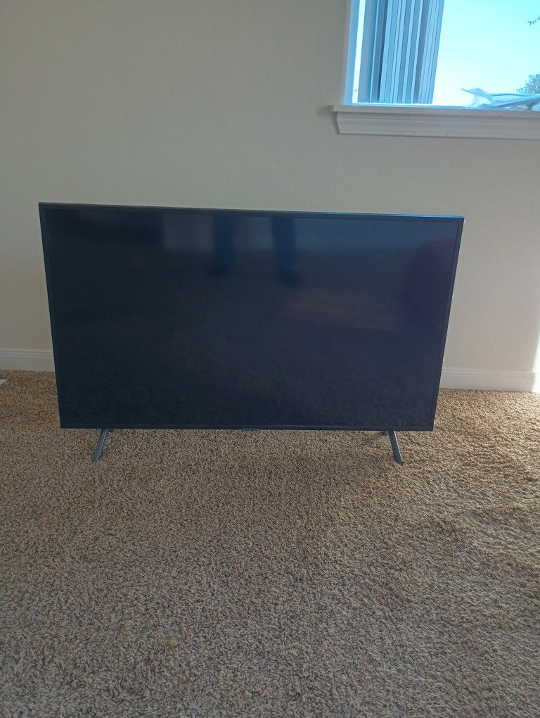 Samsung Uhdtv 43" and Swing Arm Mount  Pending Sale  9-23