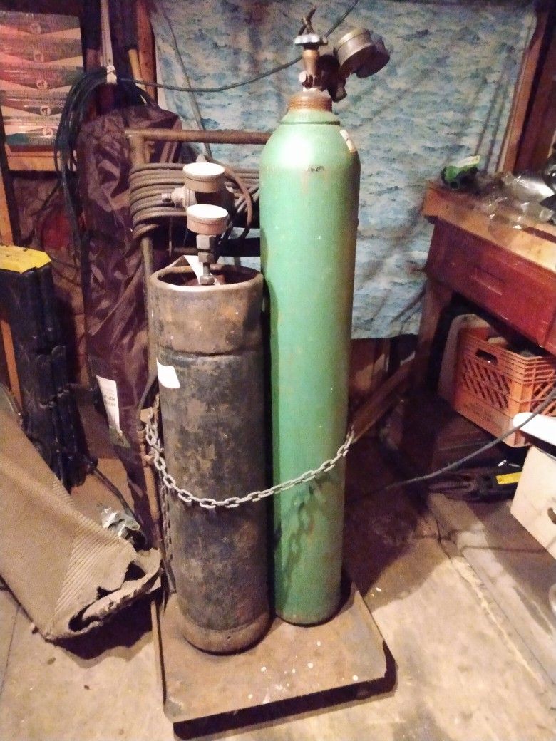 Oxygen & Acetylene Tanks, Hoses, Cart, & Extra Tips And Torches