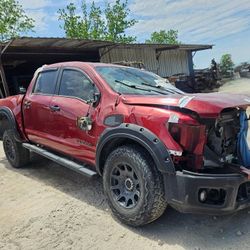 17 Nissan TITAN CREW CAB 4WD AT 5.6  For Parts