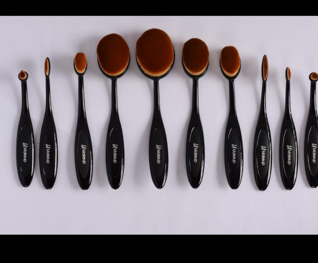 10 Pcs Oval makeup brush set. from LA makeup for Sale in Los Angeles, CA -  OfferUp
