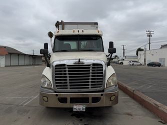 2012 Freightliner Cascadia - truck + trailer